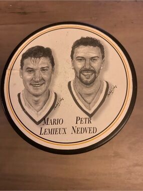 1997 Pittsburgh Penguins Burger King photo puck Mario Lemieux & Petr Nedved